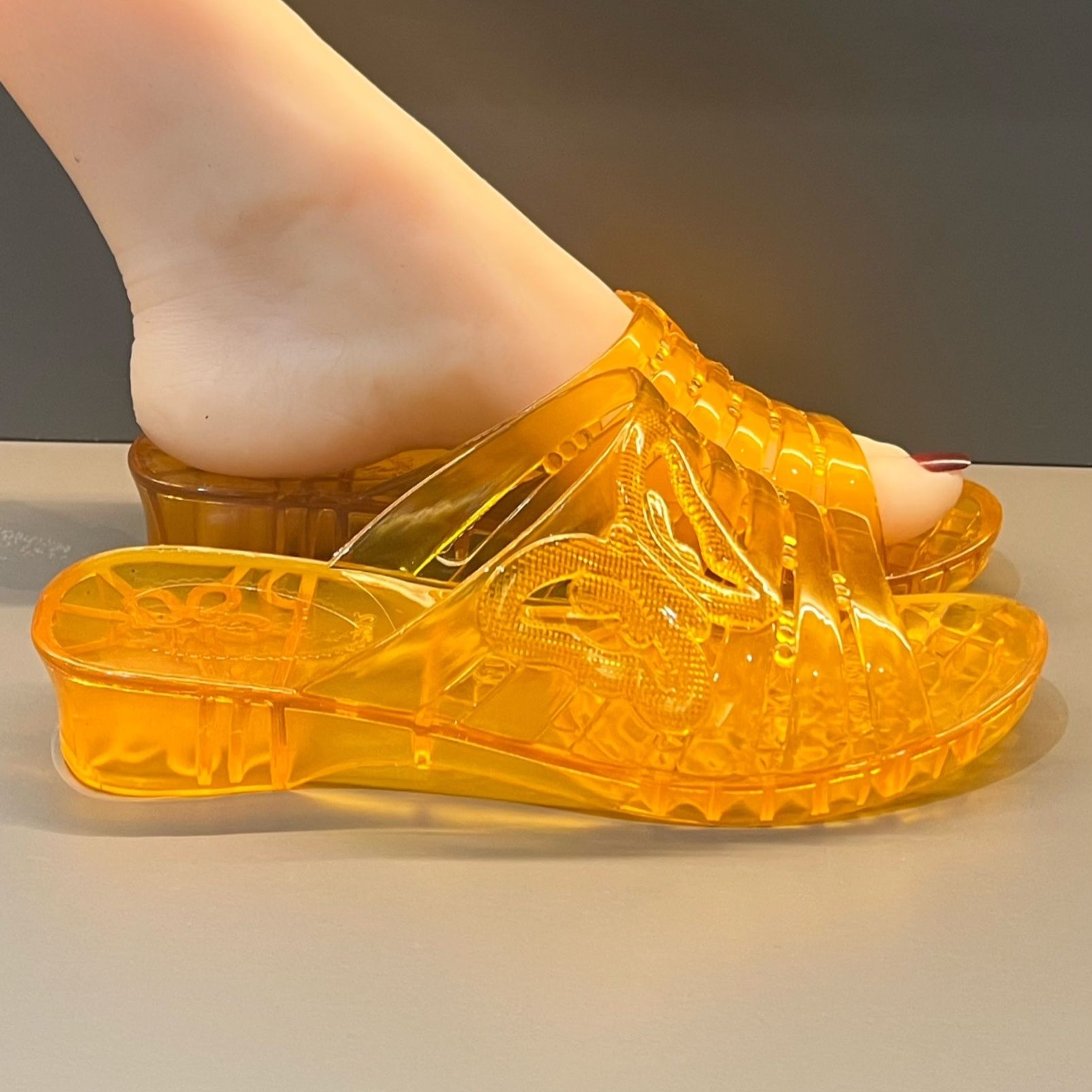 Wedge Heeled Sneaker - صندل نسائي بكعب ويدج من الجيلي